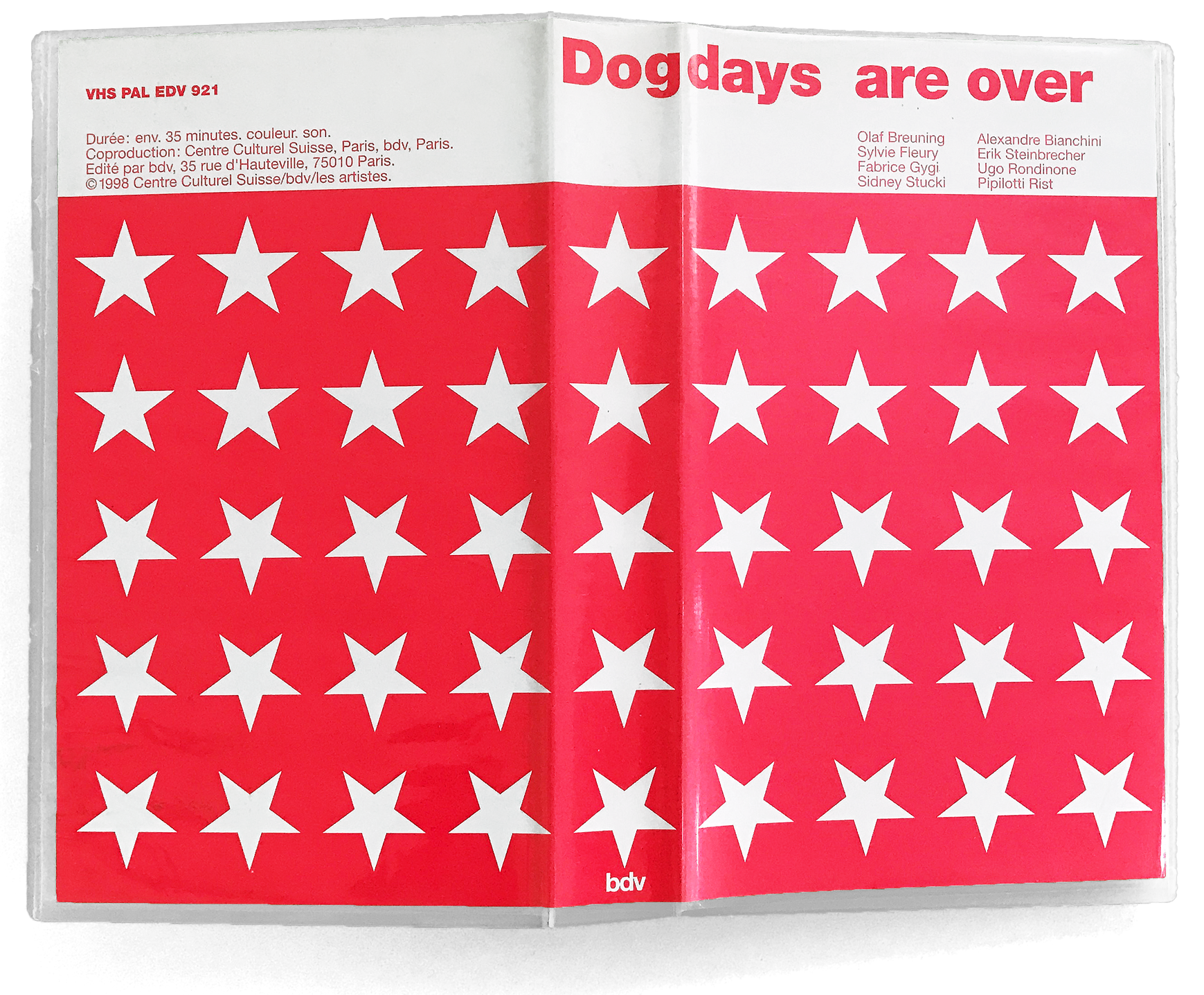 Pochette de la VHS éditée à l’occasion de l’exposition «Dogdays Are Over, la vidéo comme pratique artistique dans l’art contemporain suisse» au Centre culturel suisse de Paris. Commissariat: Nicolas Tremblay.