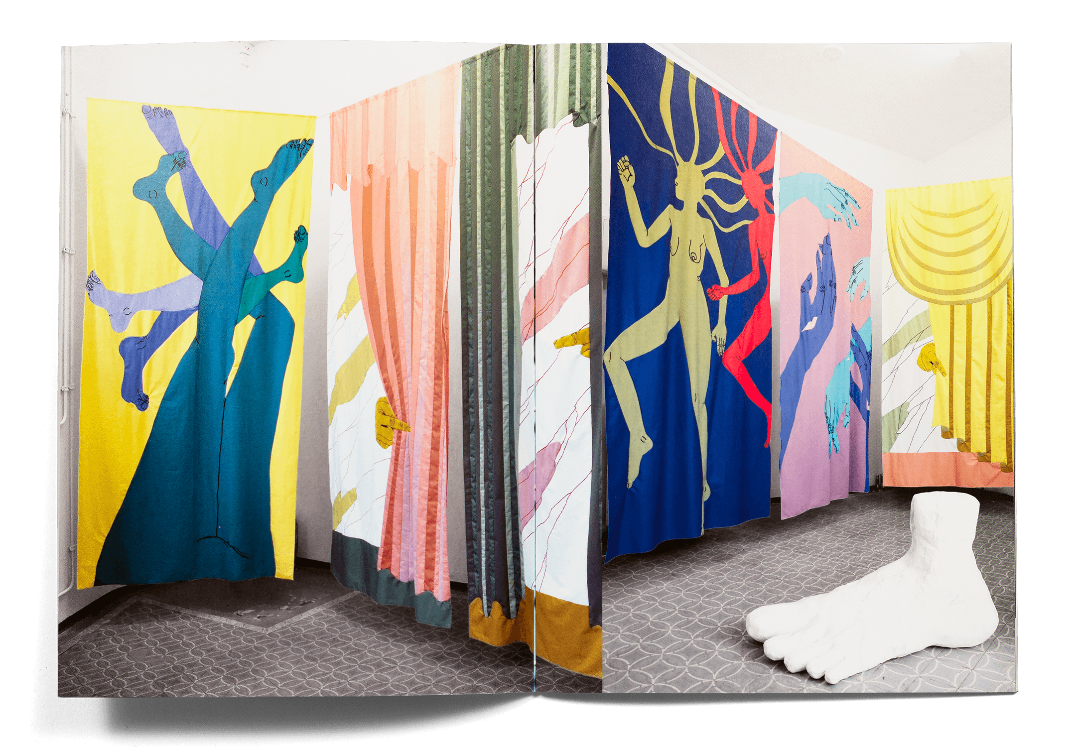Double page de la brochure pour l'exposition Expanding Bodies avec des photos de tissus brodés de Nastasia Meyrat et Sarah Margnetti