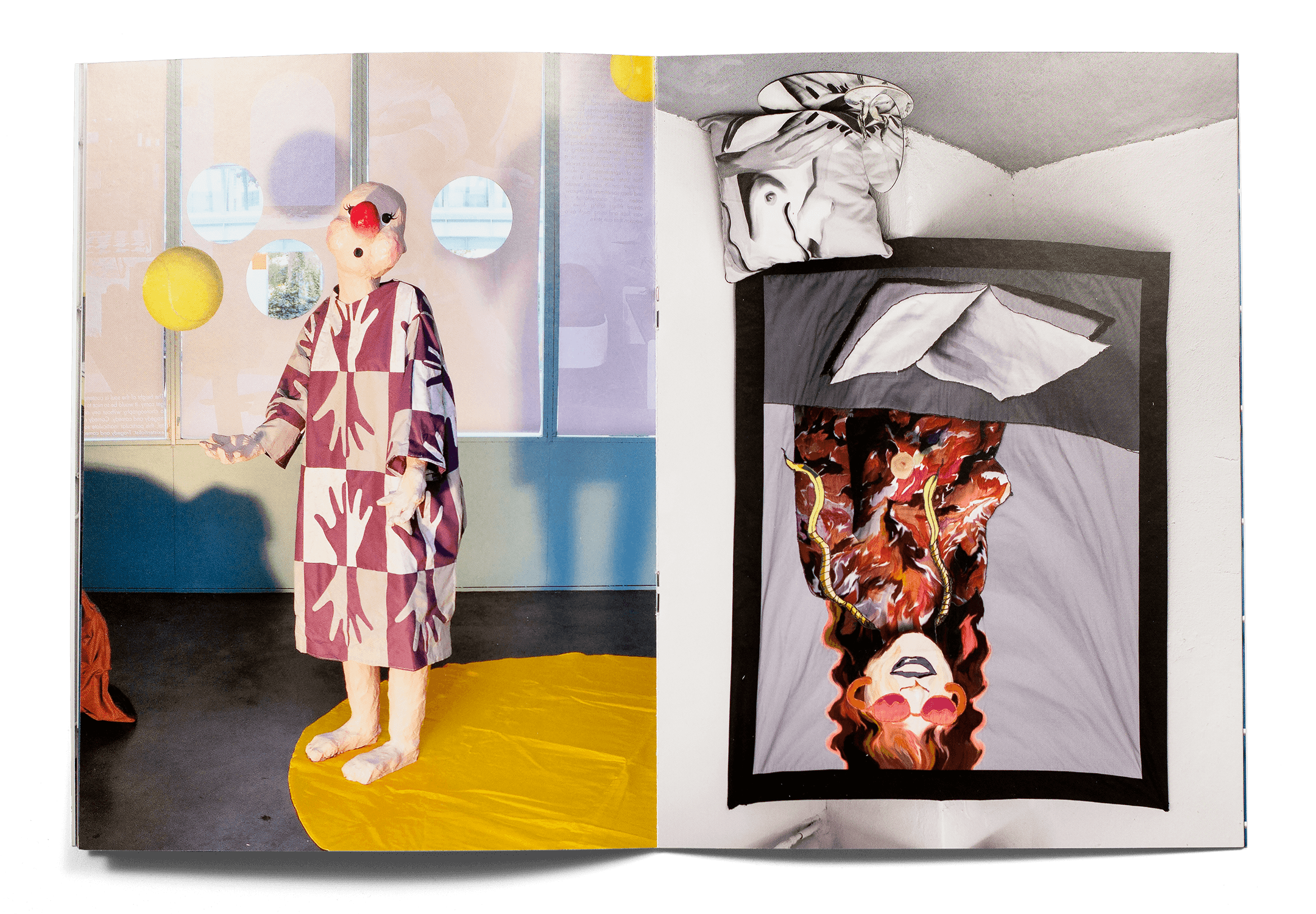 Double page de la brochure pour l'exposition Expanding Bodies avec des photos d'installations de Nastasia Meyrat et Xénia Laffely