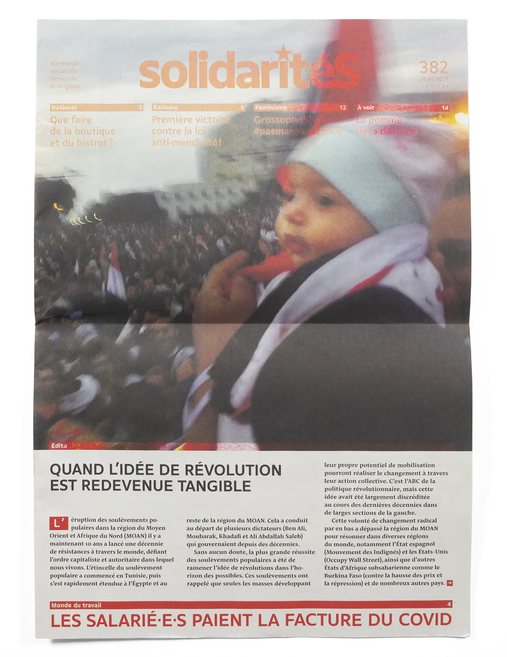 Couverture du numéro 382 du journal solidaritéS avec une photo d’un enfant lors de l'occupation de la place Tahrir