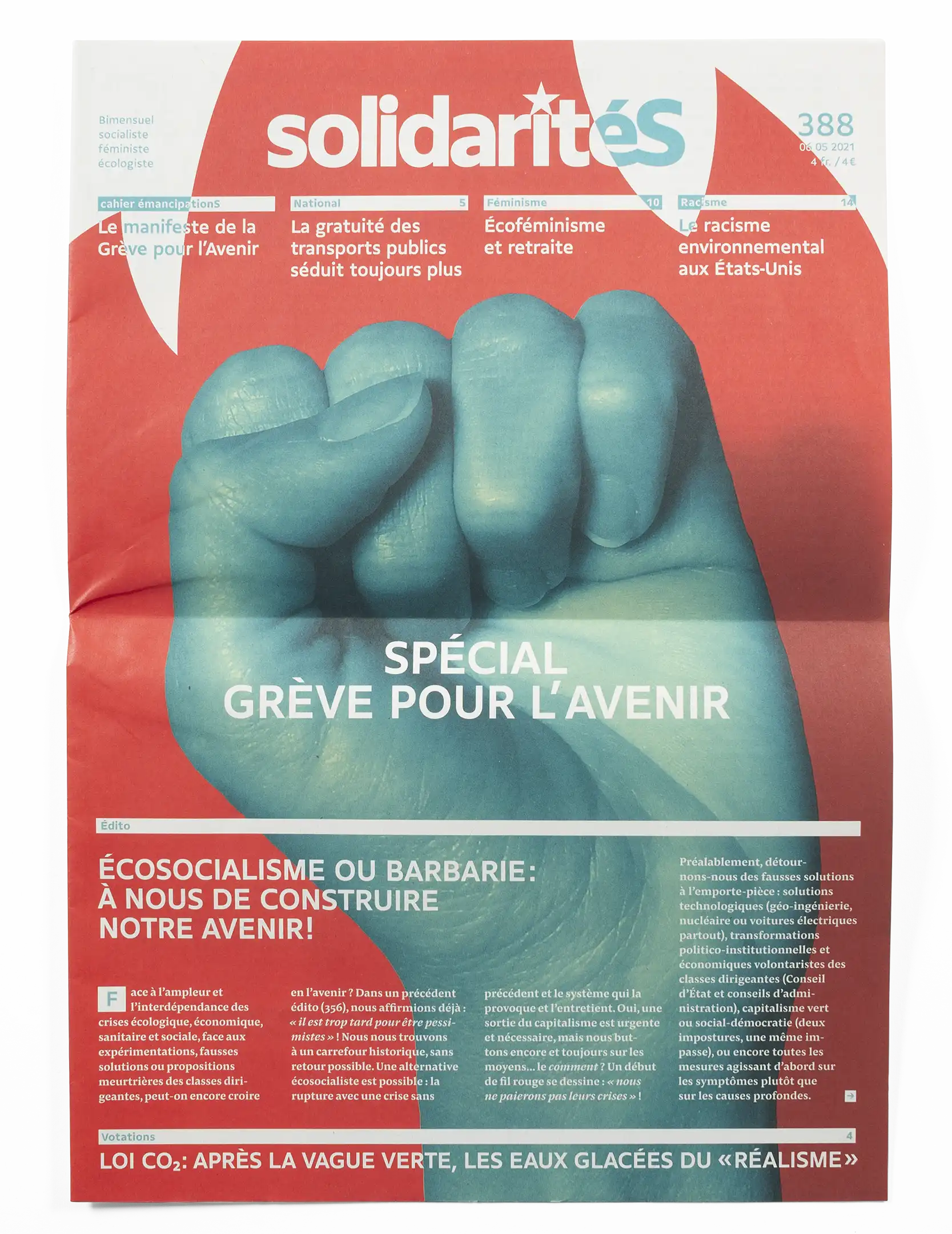 Cover of solidaritéS journal issue 388, with a photo of a raised fist