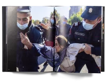 Photo of an arrest of a protestor in Yerevan in Demır Sönmez’ book “L’Aiglon blessé”